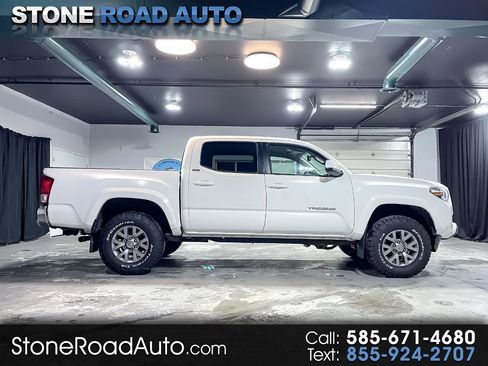 Used 2017 Toyota Tacoma TRD Off-Road image 1