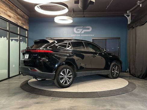 Used 2021 Toyota Venza LE image 3