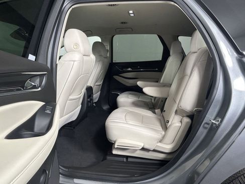 Used 2024 Buick Enclave Essence image 11
