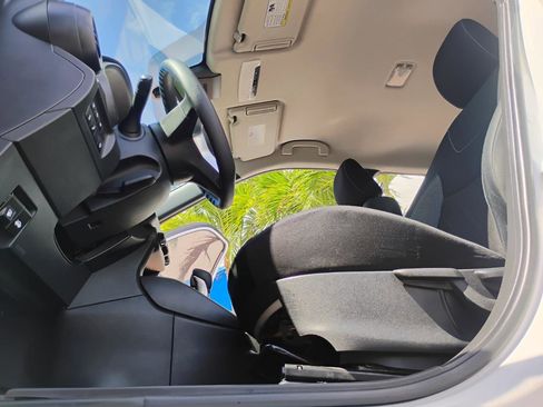 Used 2020 Nissan Kicks S image 10