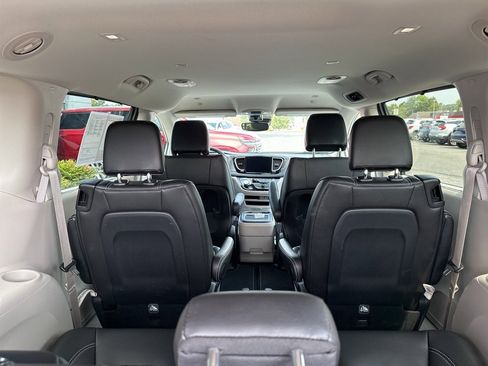 Used 2024 Chrysler Pacifica Touring-L image 11