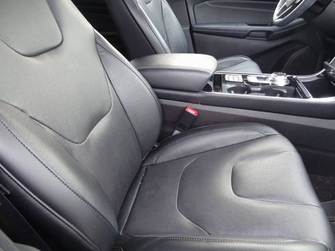 Used 2019 Ford Edge Titanium w/ Equipment Group 301A image 18