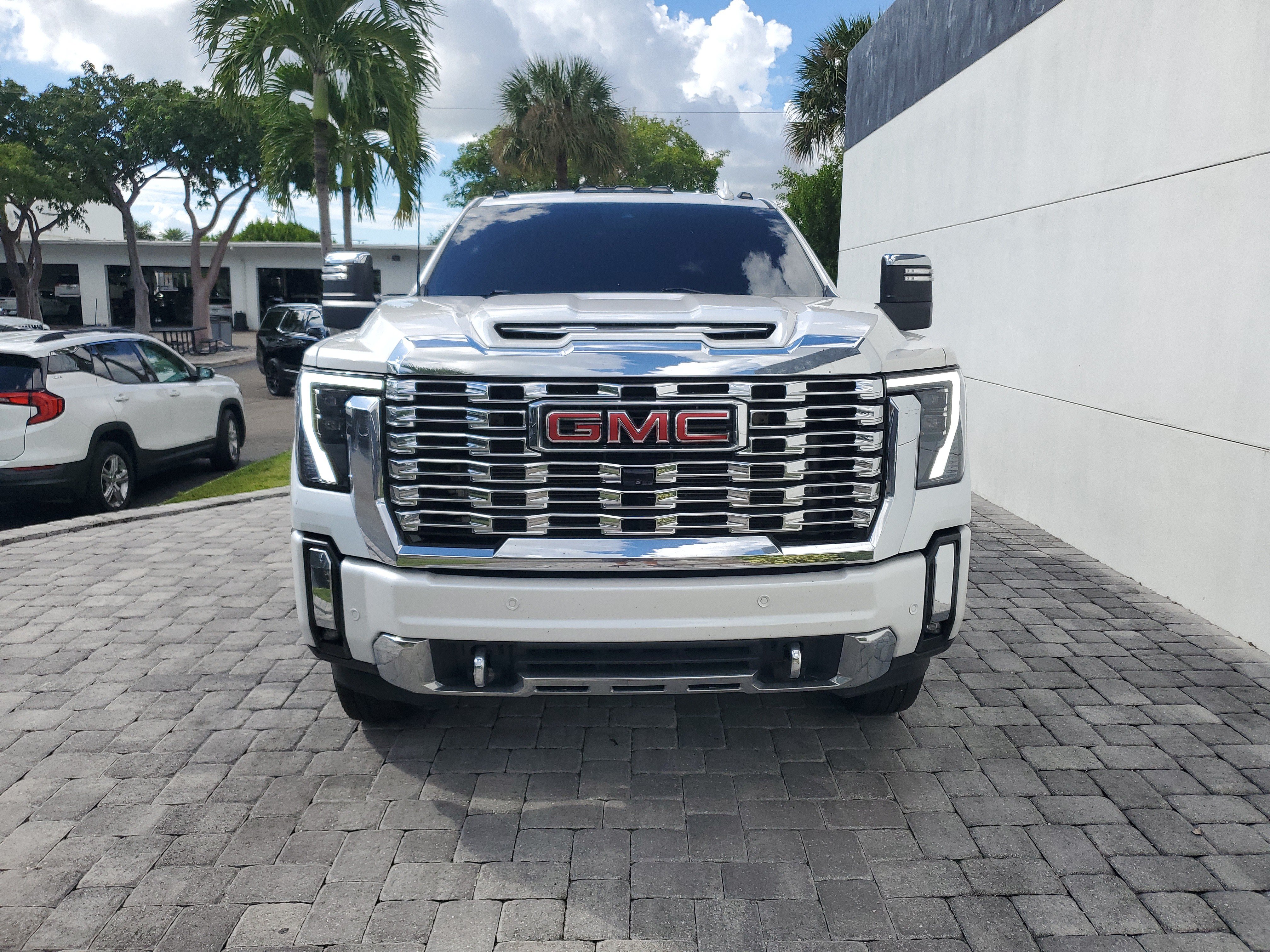 Used 2025 GMC Sierra 3500 Denali w/ Denali Reserve Package AWD/4WD image 2