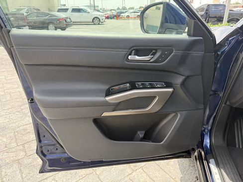 Used 2024 Nissan Pathfinder Platinum w/ Cargo Package FWD image 10