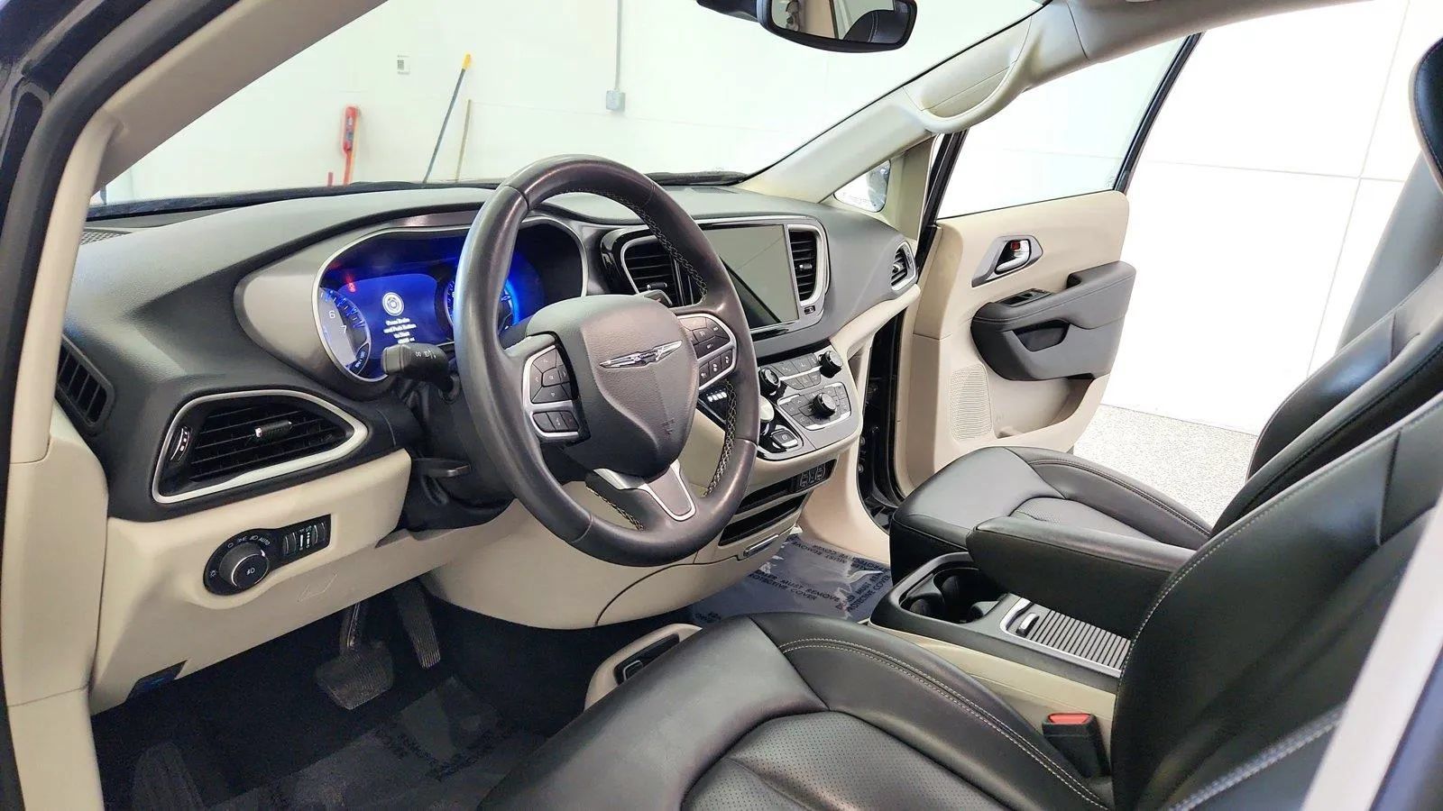 Used 2023 Chrysler Pacifica Touring-L FWD image 14