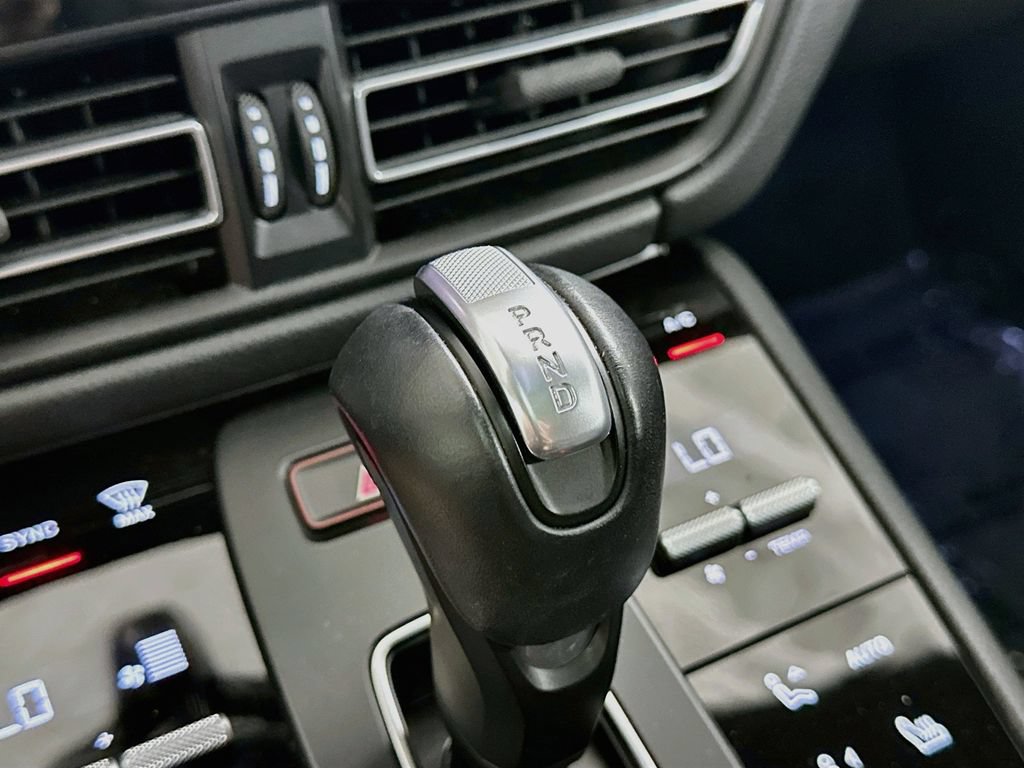Certified 2025 Porsche Macan AWD/4WD image 18