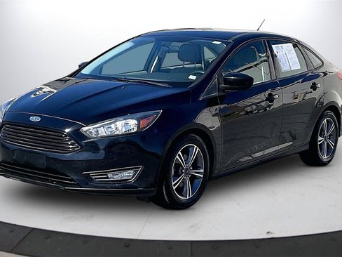 Used 2018 Ford Focus SE w/ SE Appearance Package image 4