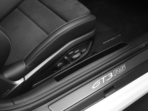 Certified 2025 Porsche 911 GT3 RS RWD image 34