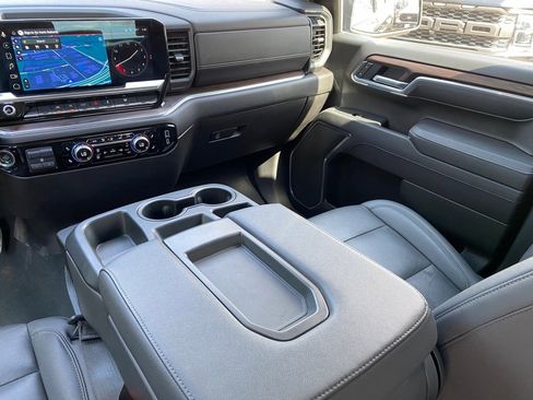 Used 2025 GMC Sierra 1500 SLT image 17