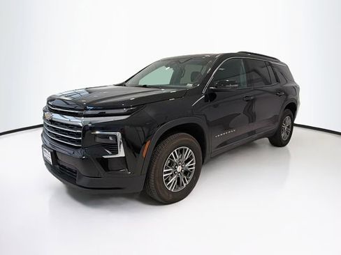 Used 2025 Chevrolet Traverse LT image 3