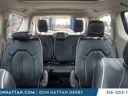 Used 2023 Chrysler Pacifica Limited image 11