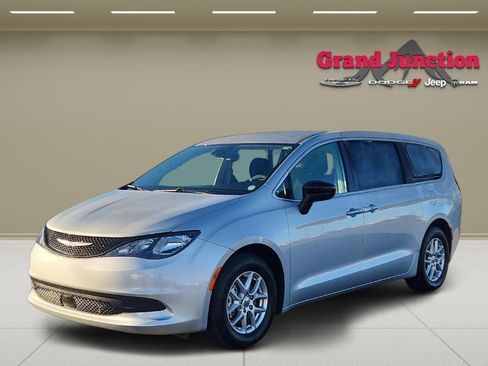 Used 2024 Chrysler Voyager LX FWD image 3
