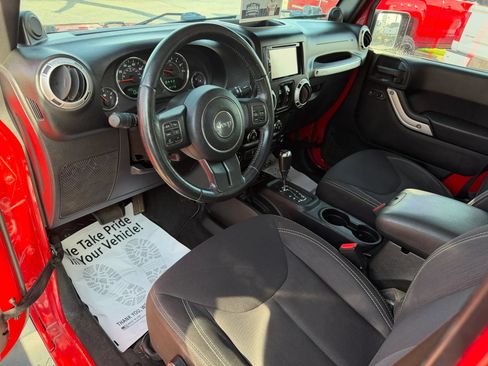 Used 2014 Jeep Wrangler Unlimited Sahara w/ Connectivity Group AWD/4WD image 6