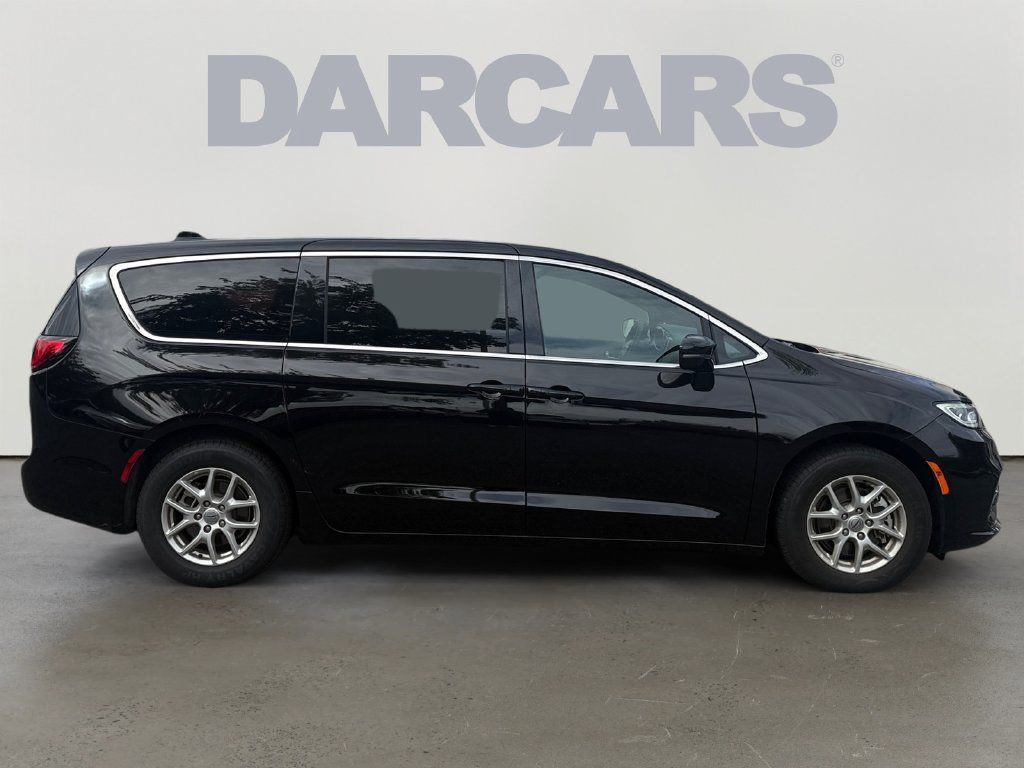 Used 2025 Chrysler Pacifica Select FWD image 8