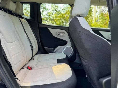 Used 2018 Jeep Renegade Latitude FWD image 13