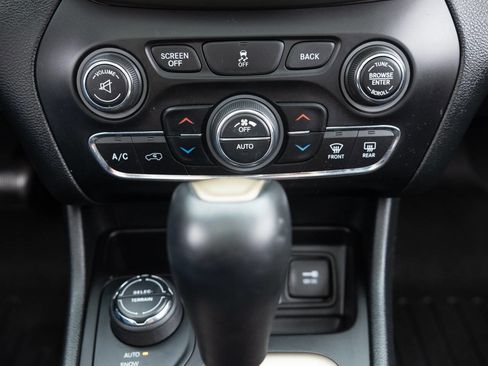 Used 2014 Jeep Cherokee Limited image 36