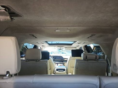 Used 2024 Cadillac Escalade ESV Premium Luxury Platinum image 8