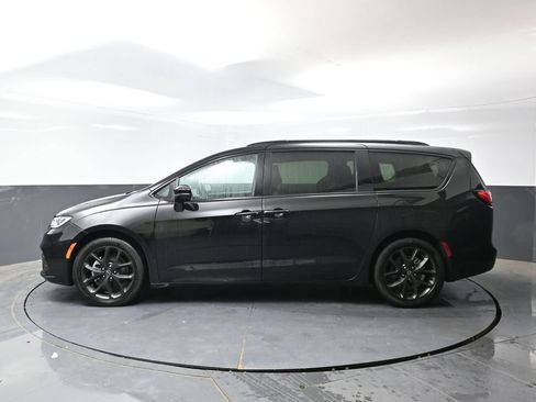Used 2025 Chrysler Pacifica Limited FWD image 11