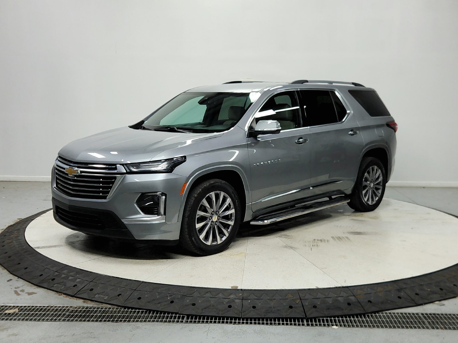 Used 2023 Chevrolet Traverse Premier FWD image 4