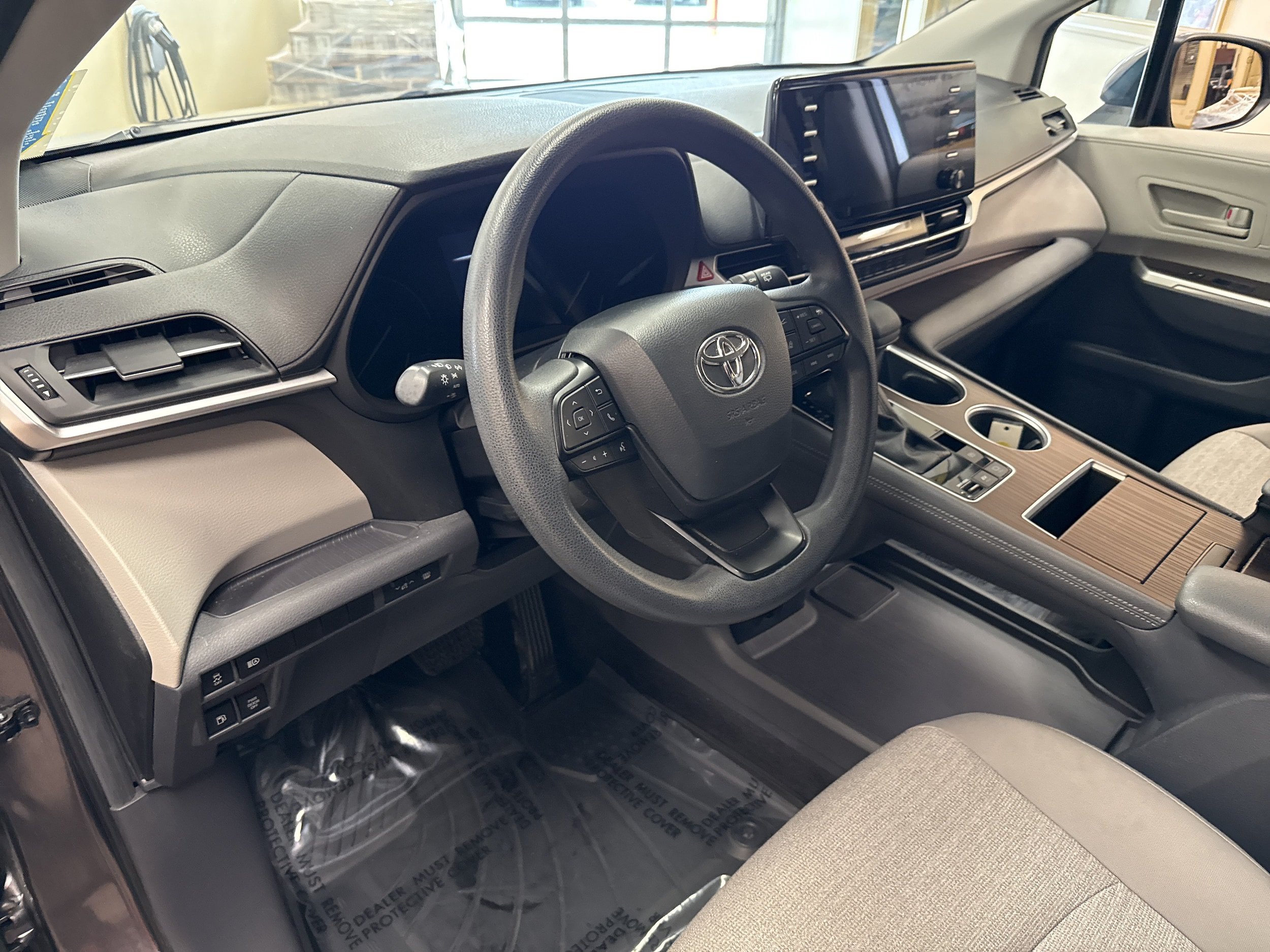Used 2023 Toyota Sienna LE FWD image 15