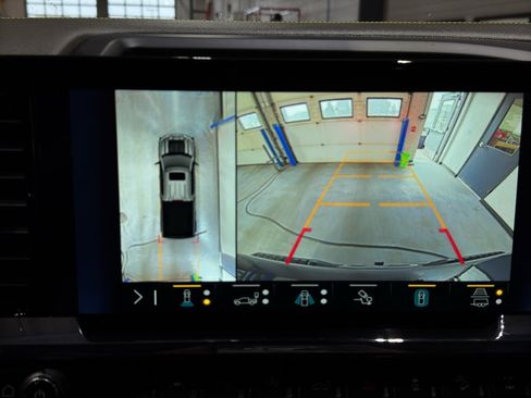 Used 2023 Chevrolet Silverado 1500 ZR2 w/ Technology Package image 32