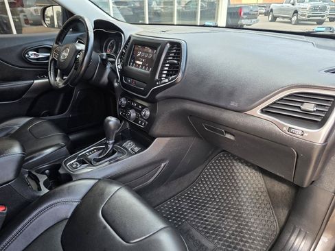 Used 2020 Jeep Cherokee Latitude Plus w/ Cold Weather Group FWD image 18