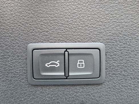 Used 2020 Audi e-tron Premium Plus image 17