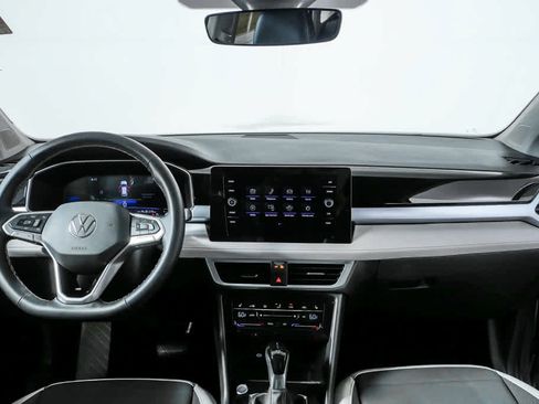 Certified 2025 Volkswagen Taos SE w/ Black Wheel Package FWD image 16