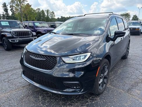 Used 2023 Chrysler Pacifica Touring-L w/ S Appearance Package AWD/4WD image 4