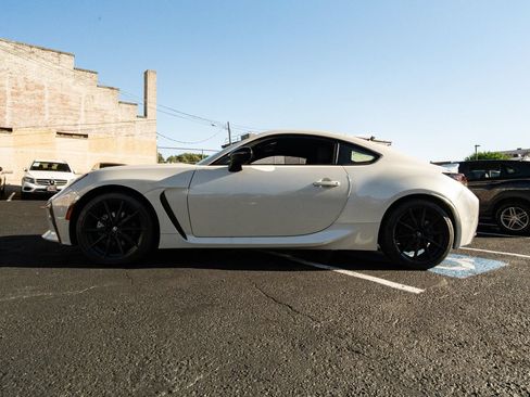 Used 2022 Toyota GR86 Premium w/ ALL Weather Mat Package (TMS) RWD image 6
