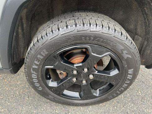 Used 2019 Jeep Grand Cherokee Laredo AWD/4WD image 28