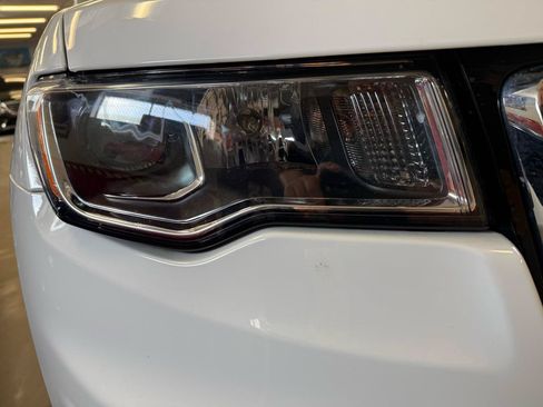 Used 2022 Jeep Grand Cherokee Laredo E AWD/4WD image 19