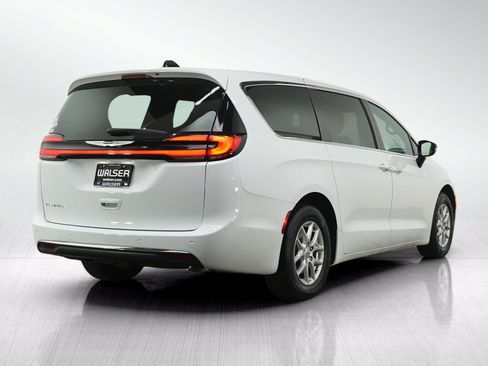 Used 2025 Chrysler Pacifica Select FWD image 5