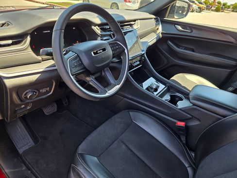 Used 2025 Jeep Grand Cherokee Altitude AWD/4WD image 7