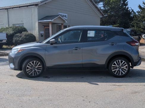 Used 2023 Nissan Kicks SV image 4