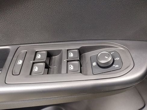 New 2025 Volkswagen Taos SE image 18