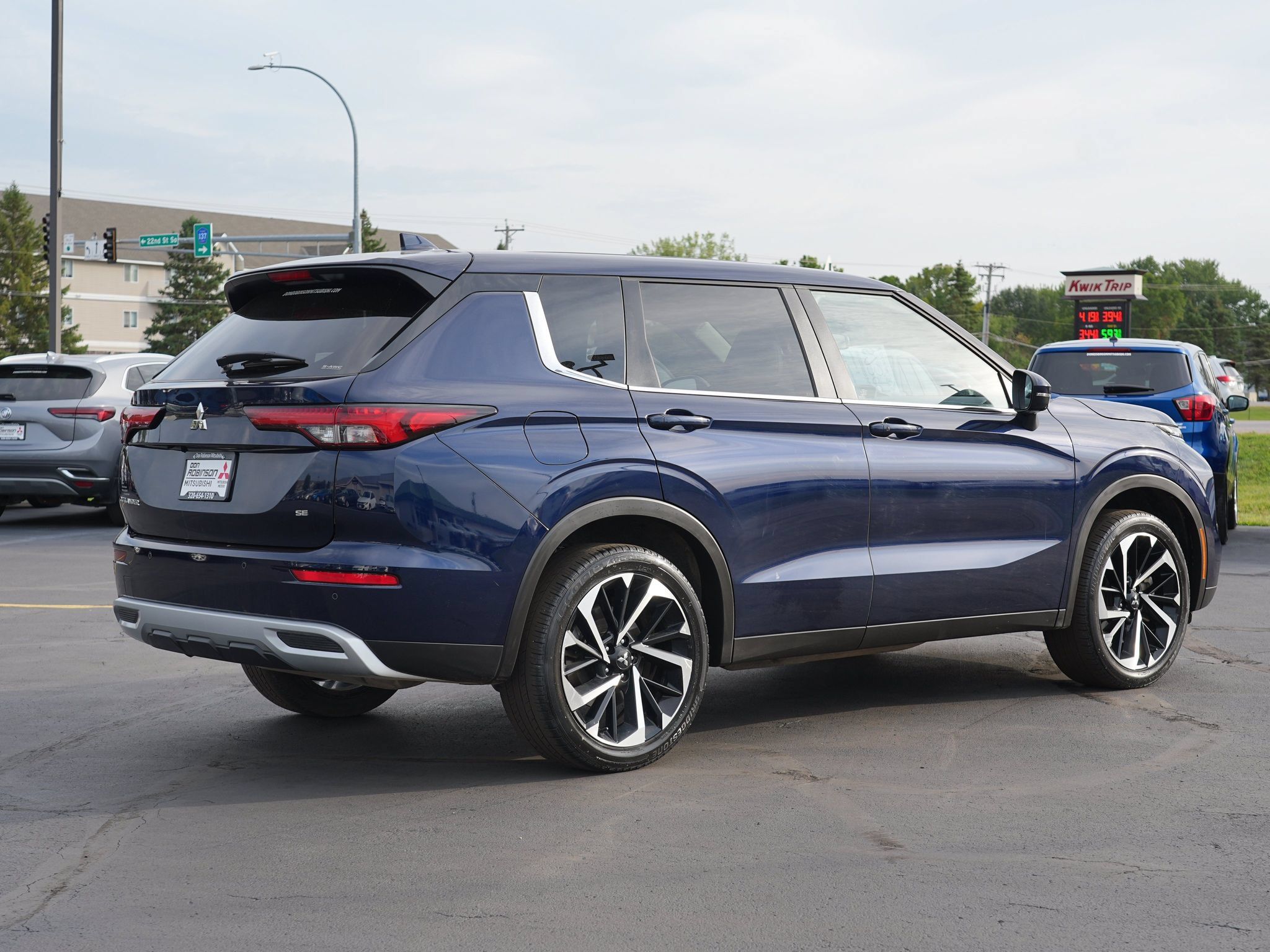 Used 2024 Mitsubishi Outlander SE AWD/4WD image 3