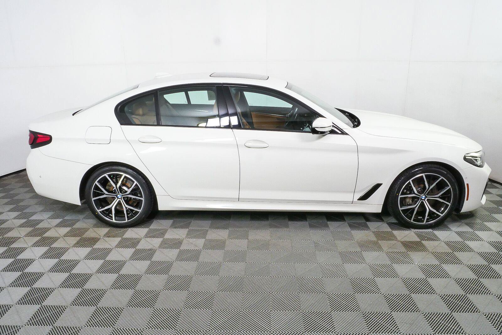 Used 2021 BMW 540i xDrive AWD/4WD image 2