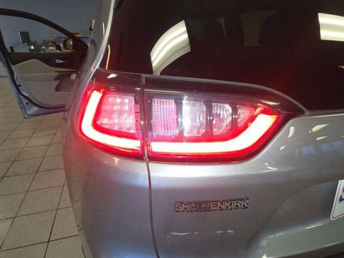 Used 2019 Jeep Cherokee Latitude w/ Popular Appearance Group FWD image 28