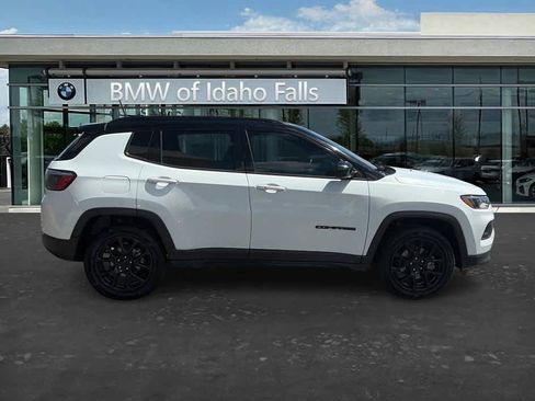 Used 2022 Jeep Compass Latitude w/ Sun and Sound Group AWD/4WD image 2