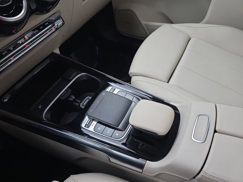 Used 2020 Mercedes-Benz GLB 250 image 25