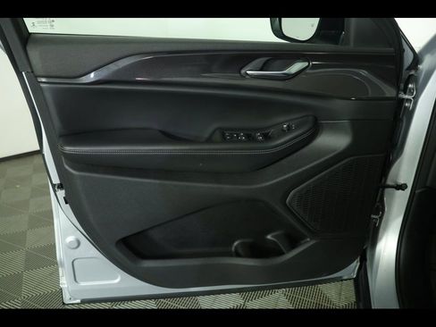 Used 2023 Jeep Grand Cherokee L Laredo image 23