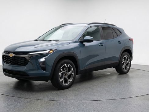 Used 2025 Chevrolet Trax LT image 3