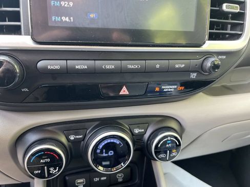 Used 2025 Hyundai Venue SEL FWD image 21