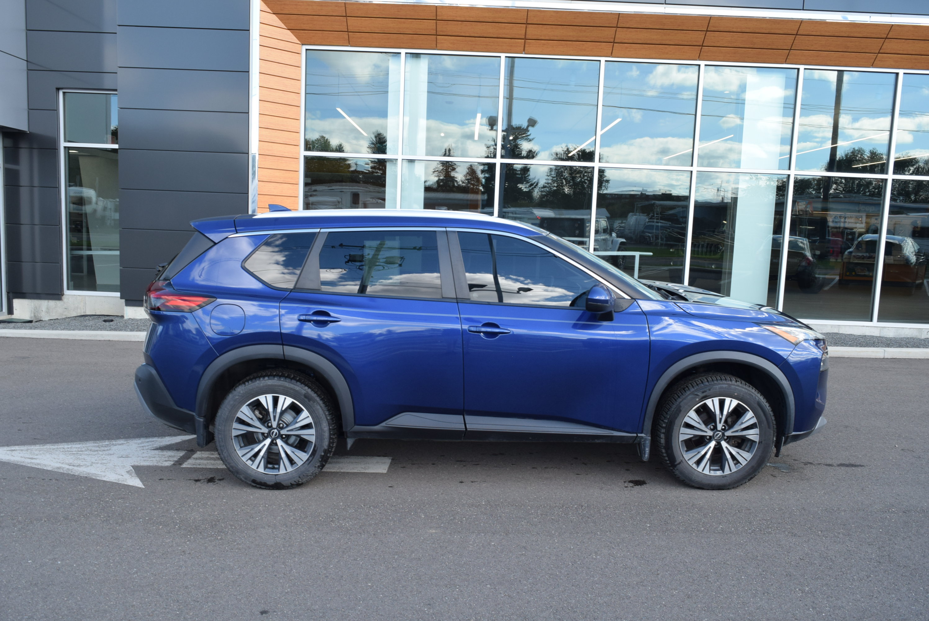 Used 2022 Nissan Rogue SV w/ SV Premium Package AWD/4WD image 1