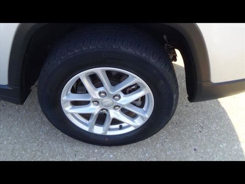 Used 2023 Jeep Grand Cherokee L Laredo image 9