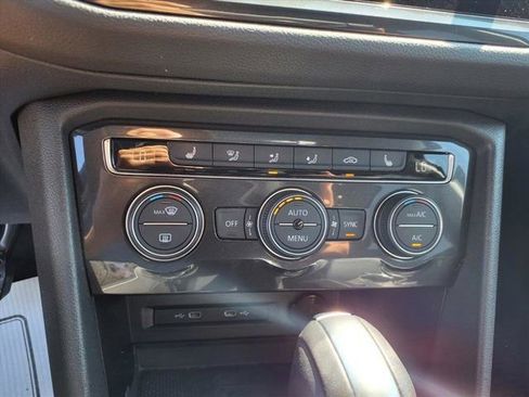 Used 2021 Volkswagen Tiguan SE w/ Panoramic Sunroof Package image 16