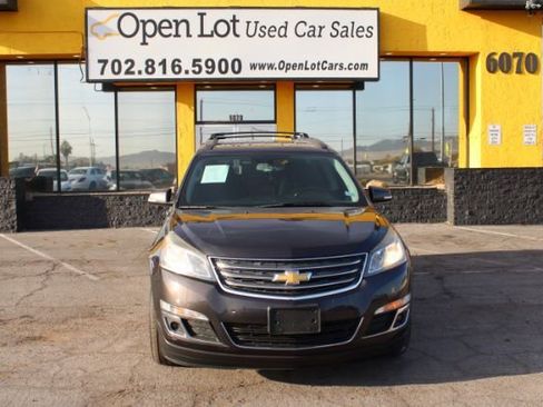 Used 2017 Chevrolet Traverse LT w/ Style and Technology Package image 3