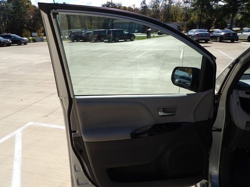 Used 2020 Toyota Sienna XLE image 9