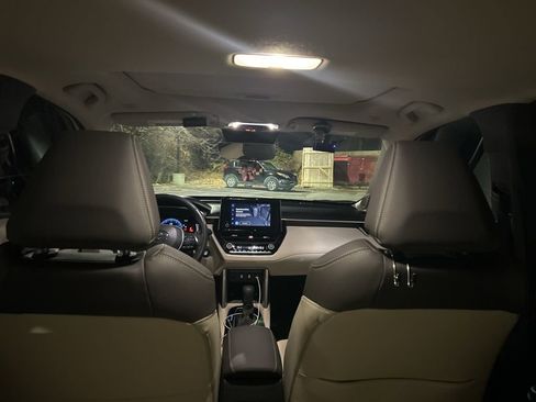 Used 2024 Toyota Corolla Cross XLE image 13